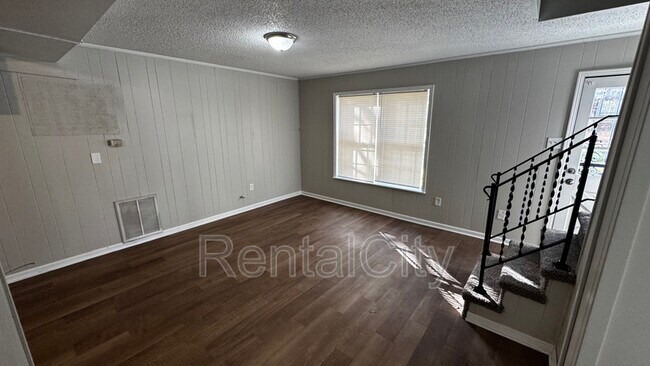 Building Photo - 206 Lake Dr