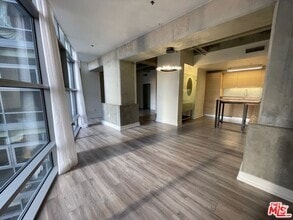 Building Photo - 727 W 7th St