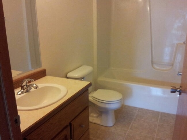 Building Photo - 423 W 2nd Pl