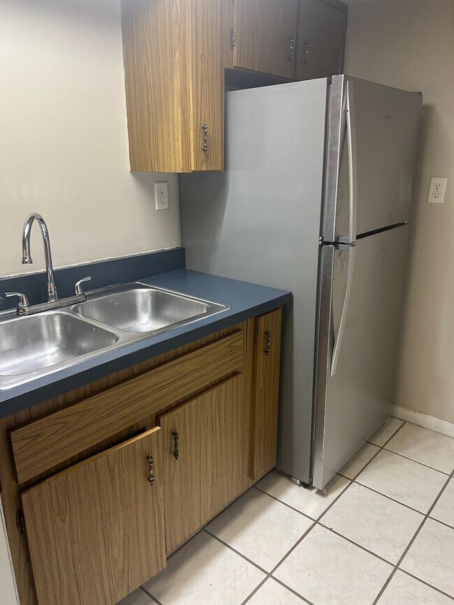 Building Photo - Gated Community First Floor 1/1.5 Apartmen...