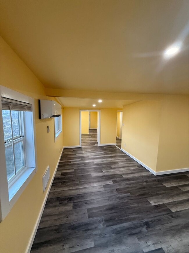 Building Photo - Pet friendly, Cozy 2bdrm 1 bath