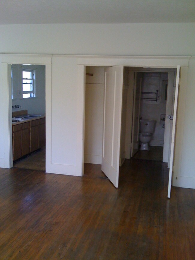 Apratment to kitchen & bath - 2209 E 10th St