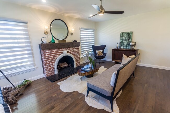 Building Photo - 5245 S San Vicente Blvd