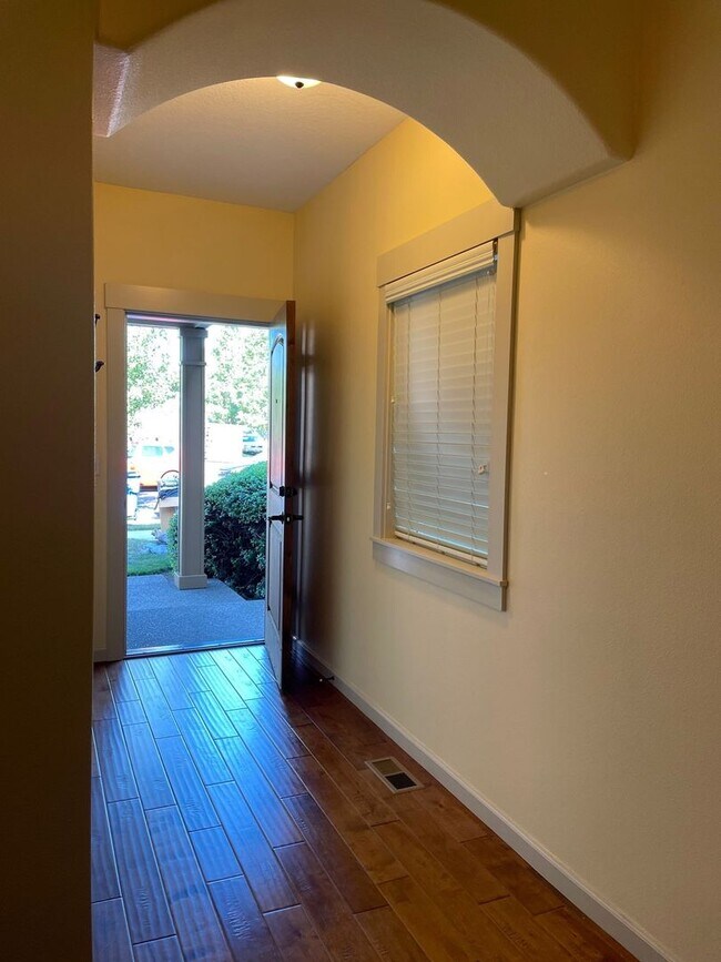 Building Photo - Beautiful 3 Bedroom Home with Private Gree...