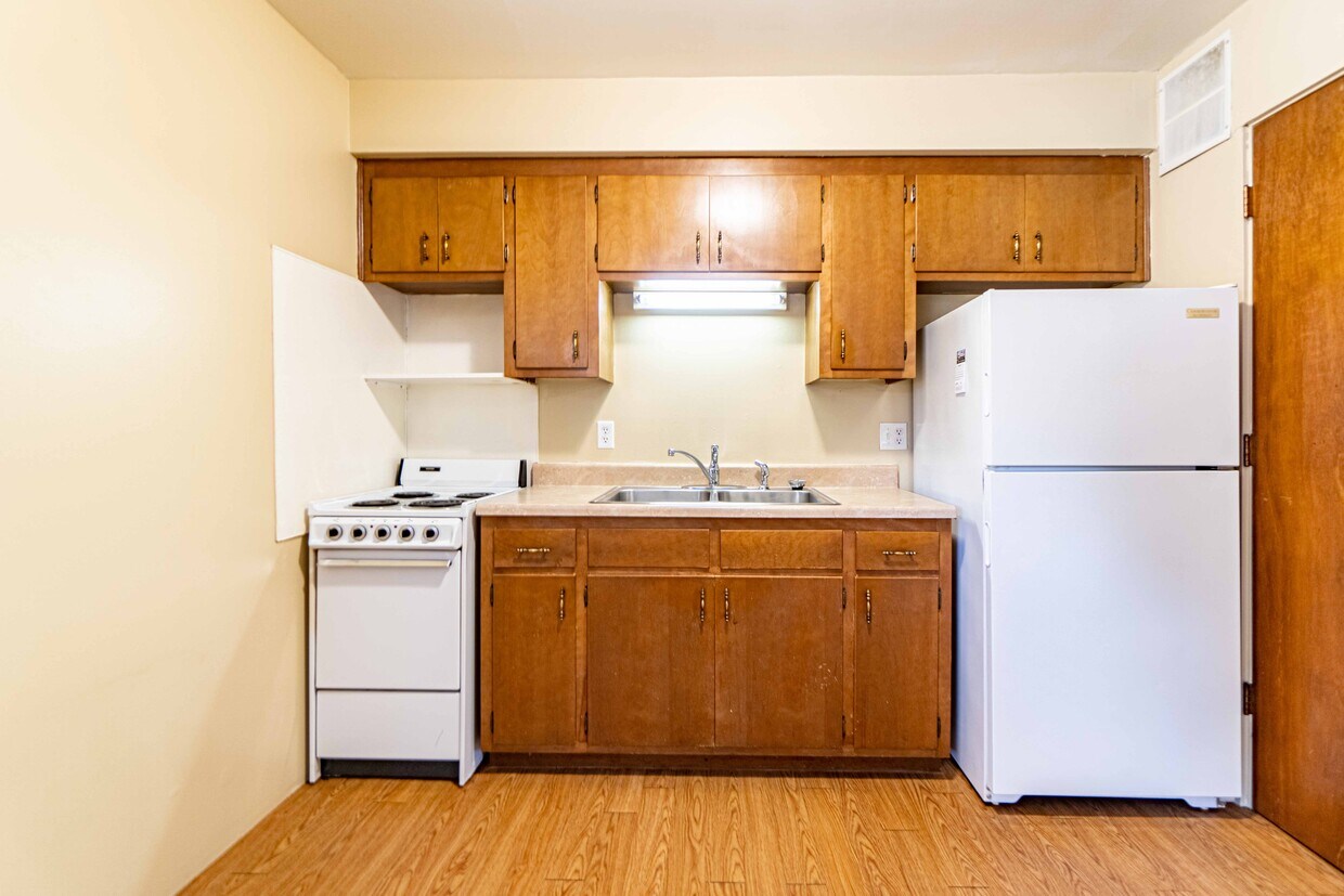 Primary Photo - 1023 E Adams St