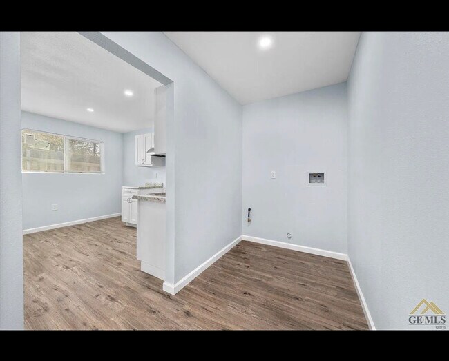 Building Photo - 3311 Mesa Dr