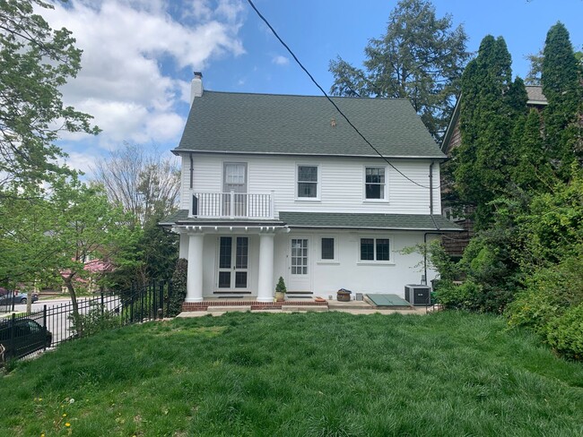 Building Photo - Well Maintained Colonial on the Avenues- L...