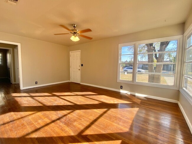 Building Photo - Newly remodeled 3/2 home now available