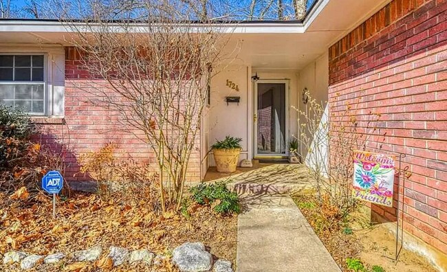 Building Photo - 1724 Bedford Ln
