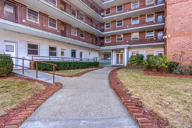 Foto del edificio - 97-40 62nd Dr
