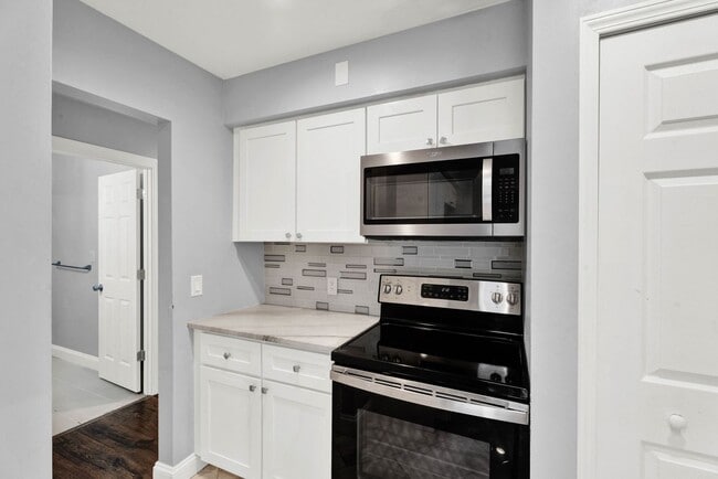 Building Photo - Welcome Home, Newly Remodeled Condo