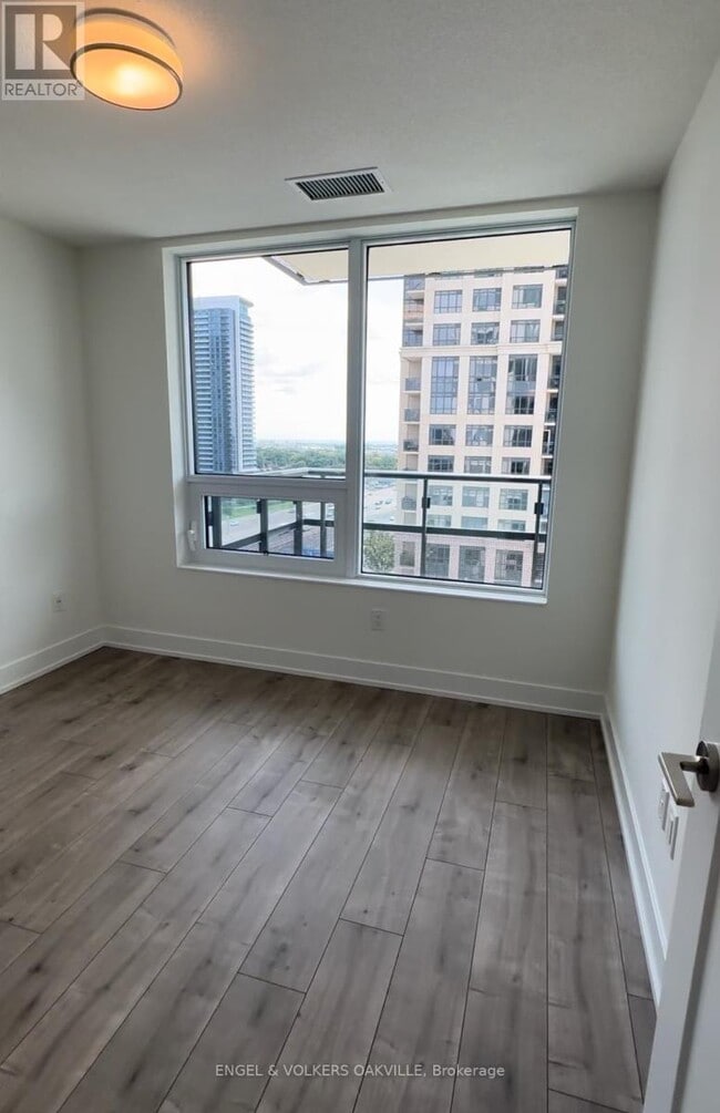 Building Photo - 10 Eva Rd