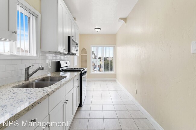 Building Photo - 2 br, 1 bath Apartment - 1049 Lime Ave. 10...