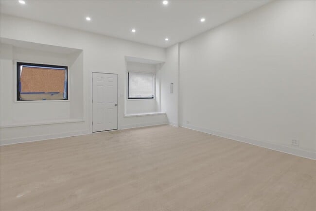 Foto del edificio - 2234 W Irving Park Rd