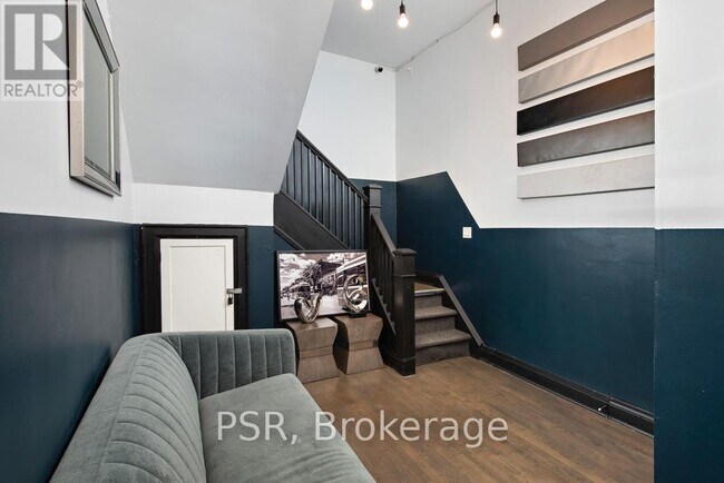 Photo du bâtiment - 631-631 Queen St W