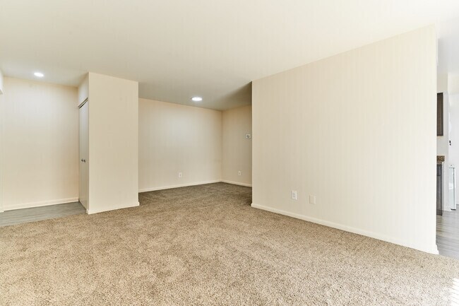 1 habitación, 1 baño - 999 pies cuadrados - Sala de estar - Montgomery Club Apartments*