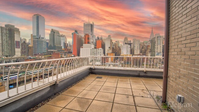 Building Photo - 446 W 38th St