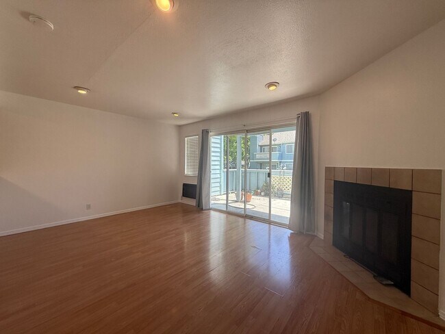 Building Photo - Sharp and Clean 1 Bedroom 1 Bath Condo in North San Jose