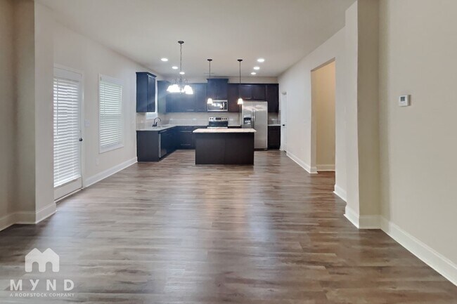 Foto del edificio - 9028 Holder Rd