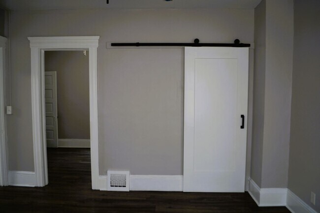 Foto del edificio - 6613 Wakefield Ave