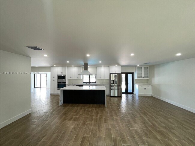 Building Photo - 700 Gardenia Ln