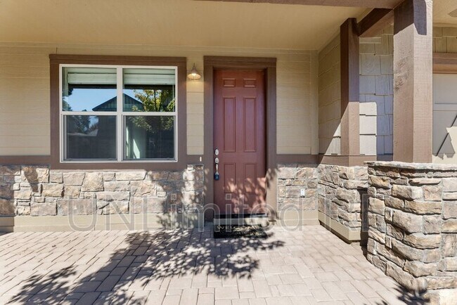 Building Photo - 2400 W Pollo Cir