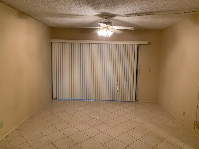 Building Photo - 1548 SE Royal Green Cir