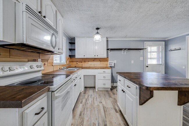 Foto del edificio - Charming 3-Bedroom 1.5 Bath Cottage-Style Bungalow with Open Floorplan and Kitchen Island