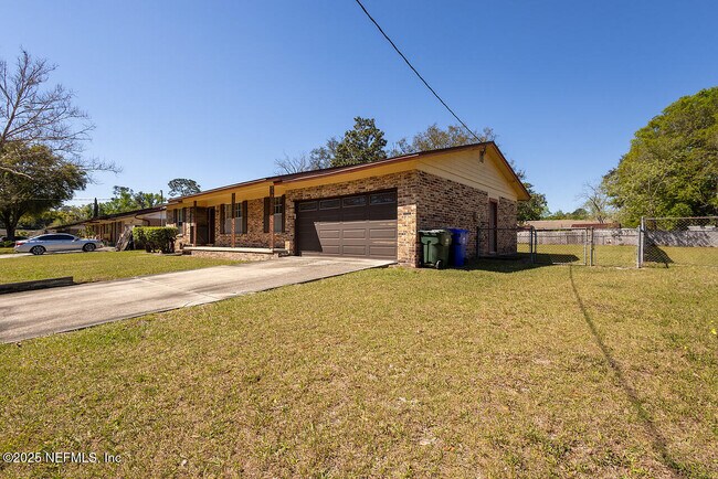 Building Photo - 1620 Bay Cir E