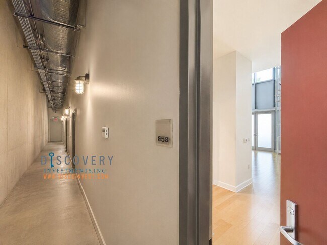 Foto del edificio - Modern Live/Work Loft At Market Square In Old Oakland