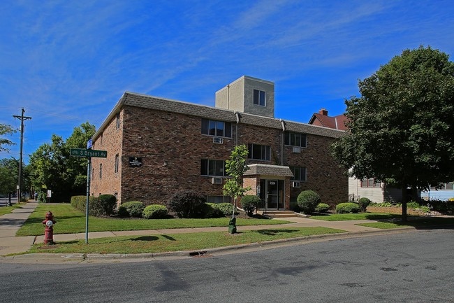 Building Photo - 2324 Bryant