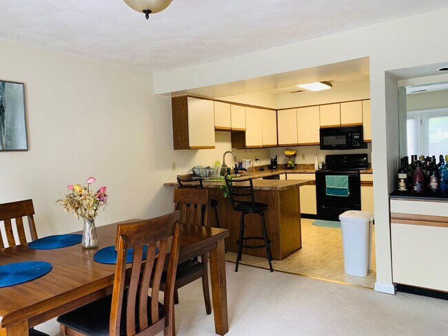 Building Photo - *Price Reduced* 2 Bedroom 2.5 Bath Townhou...