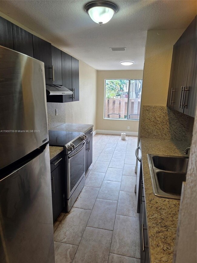 Foto del edificio - 8218 NW 8th Pl