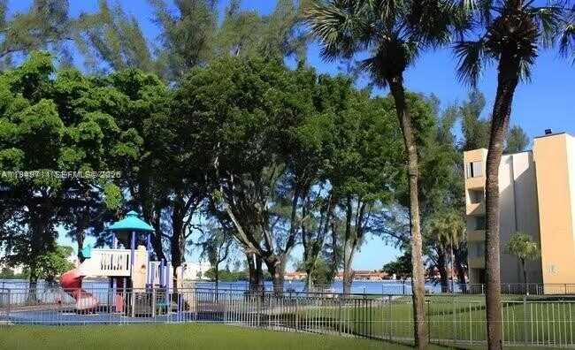 Foto del edificio - 10000 NW 80th Ct