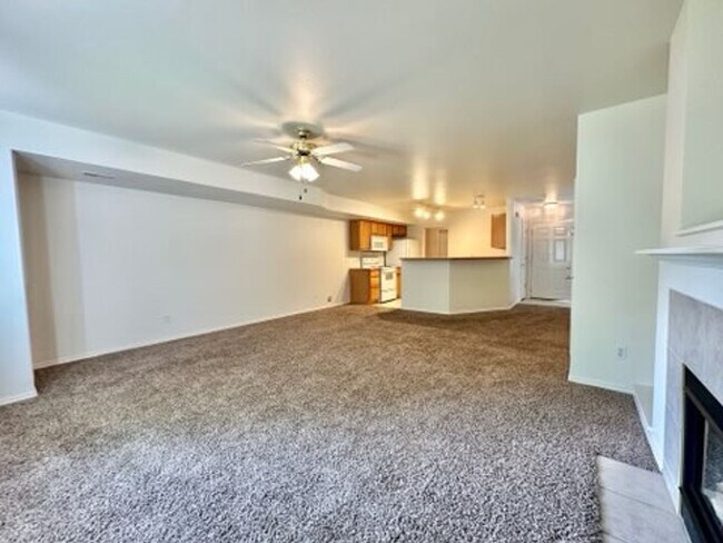Building Photo - 382-388 E Leadora Ln