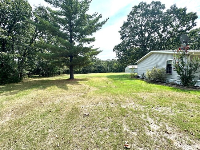 Building Photo - $1,250 / Month | 3 Bed · 2 Bath · 1,375 Sq...