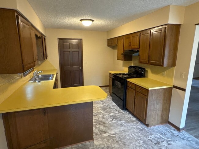 Building Photo - 3 Bedroom 2 Bath 2 Car Garage! Southeast! ...