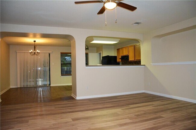 Foto del edificio - 4616 Woodstock Dr
