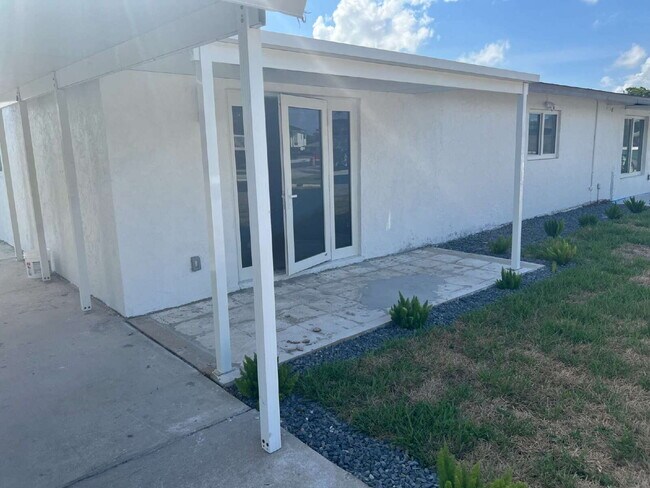 Foto del edificio - "Charming 2-Bed Retreat Waterfront W/Pool ...