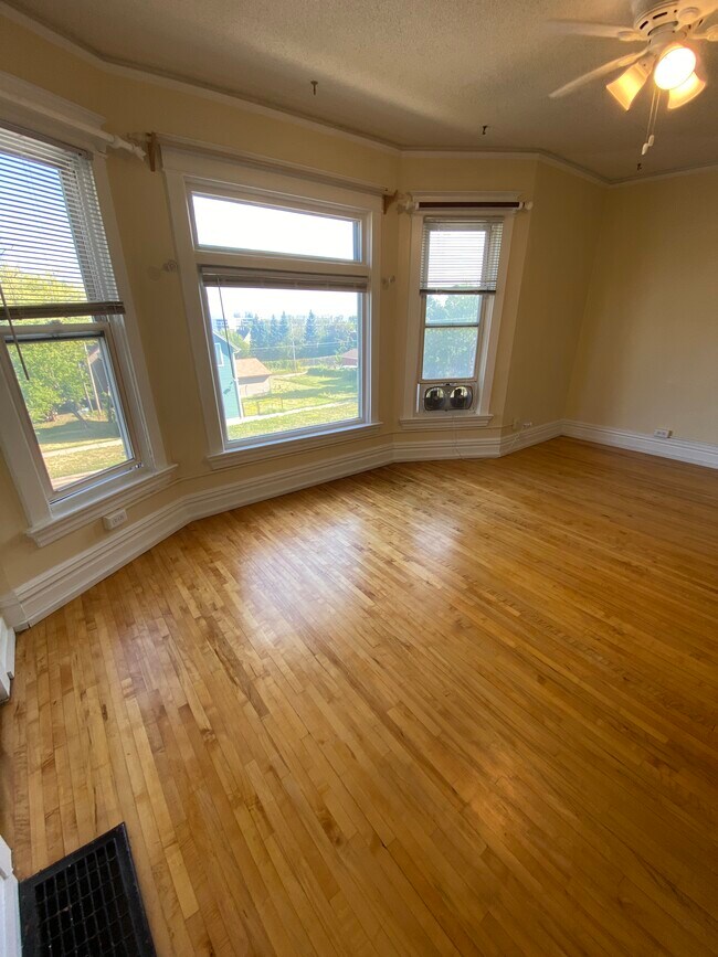 Foto del edificio - 327 E 6th St