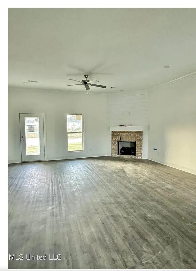 Foto del edificio - 405 Baleigh Way