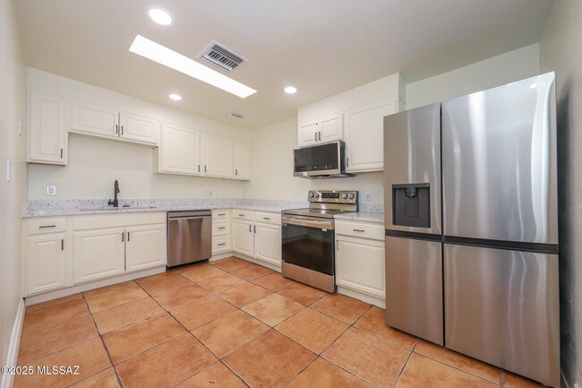 Building Photo - 1654 N Rosemont Blvd