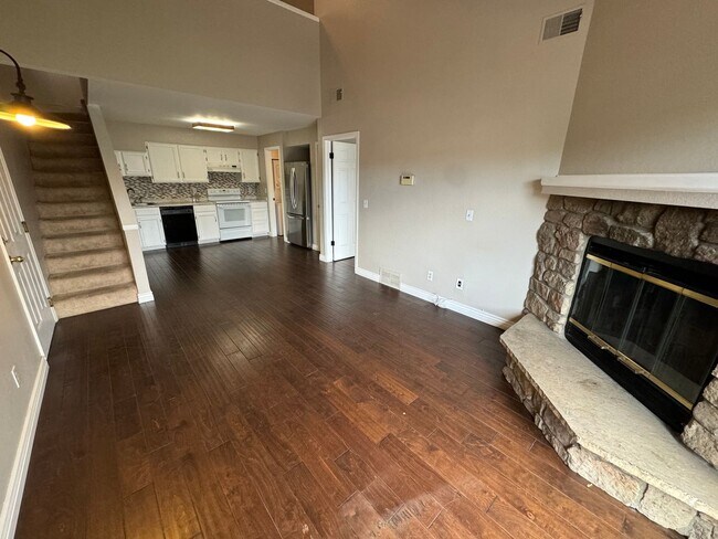 Foto del edificio - Lakewood Lofted Penthouse Apartment