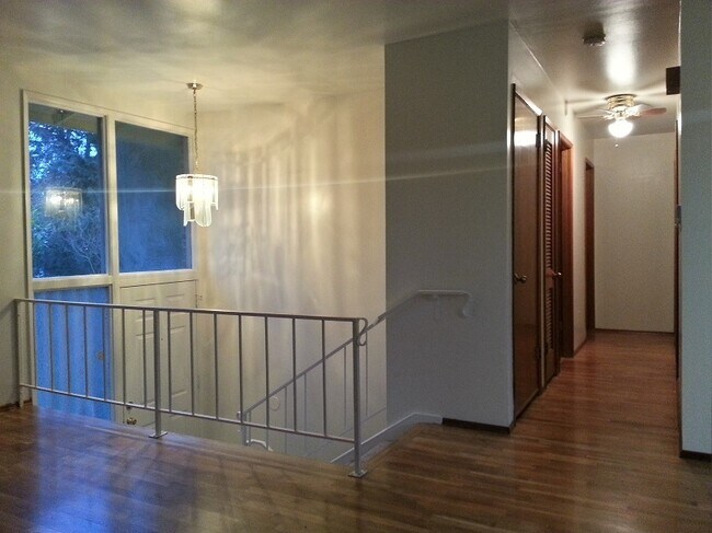 Foto del edificio - Ideal Split-Level Lake Hills Home