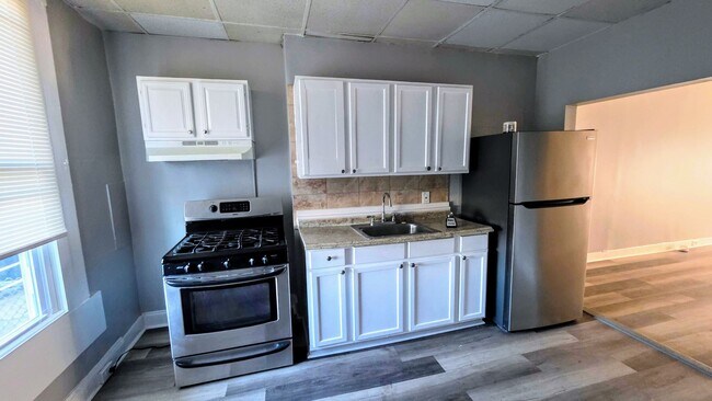 Foto del edificio - Beautiful Two Bedroom, Plus a Pass Through...