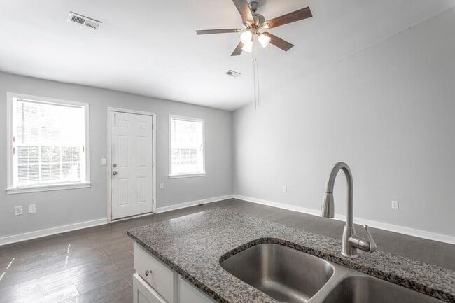 Building Photo - 100 Creeks Bend Dr