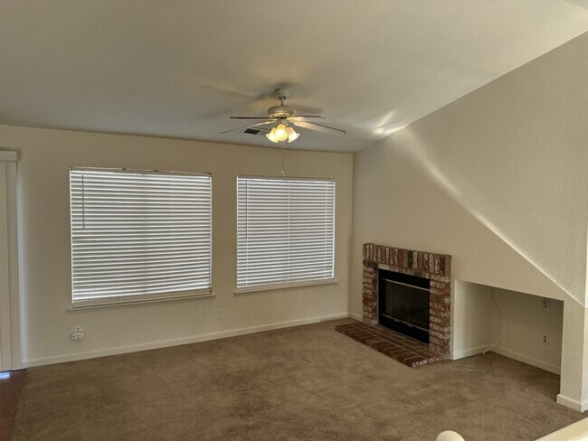 Foto del edificio - 742 Cherry Hills Ct