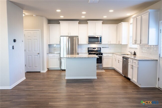 Foto del edificio - 366 Silver Springs Bend