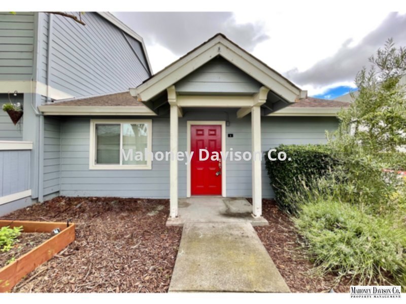Primary Photo - 2 bdr/2 bath condo, end unit, A/C + centra...