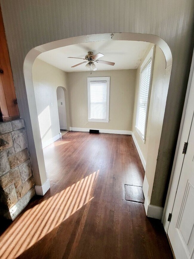 Building Photo - 2 Bedroom/1Bath House with Yard Located In...